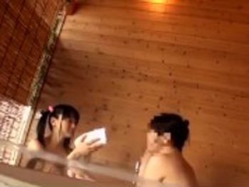 家族旅行で行った温泉旅行で娘とパパが禁断の近親相姦ファック美少女パイパン近親相姦のエロ動画