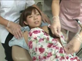 悪徳歯医者とその助手にハメられる巨乳娘が知らぬ間に中出しされる巨乳美少女中出しレイプ3Pのセックスエロ動画