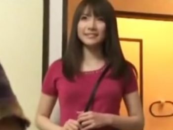 彼女の友達に誘われたので彼女が隣の部屋にいるのに隠れてハメ倒すｗお姉さん痴女のエロ動画