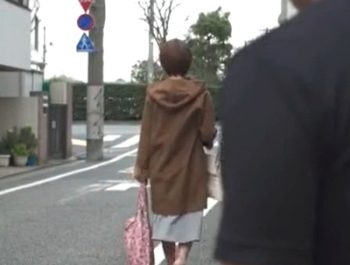 プロのレイパーに狙われた巨乳妻→一人の時間も生活習慣全てを監視されて涙の強制イラマ巨乳人妻フェライラマチオレイプのアダルト動画