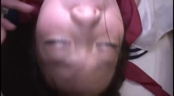 セーラー服の美少女を激ハメする6P大乱交で失神寸前！女子校生美少女乱交川菜美鈴の無料アダル...