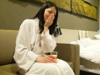 電マ使いながらの他人棒挿入でマジ逝きする寝取られ若妻素人人妻ハメ撮りの無料ポルノ動画