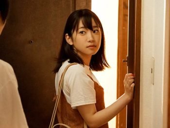 実はいつもオカズにしてたAVに女優が彼女の大親友で…美少女架乃ゆらのエロ動画