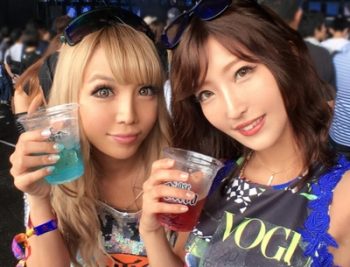 真夏の野外フェスで捕まえたノリノリギャル2人とロデオ大乱交！巨乳素人ギャル痴女ナンパ乱交のアダルト動画