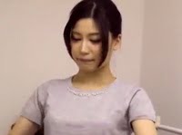 ホテル従業員の人妻が客に迫られ抵抗するも犯されてしまう人妻顔射レイプの無料エロ動画