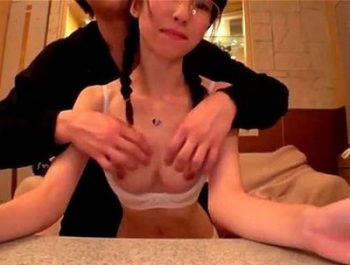 渋谷センター街でナンパされた細身な眼鏡ロリっ子とラブホでイチャコラハメ撮り素人美少女ロリめがねハメ撮りナンパのアダルト動画