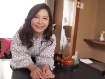 温泉旅行中に友人の息子を誘惑！手コキフェラで射精させる人妻人妻フェラ手コキのエッチ動画