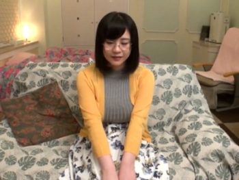 めがねの素朴な人妻←Mカップくらいありそうなスライム乳で3P不倫巨乳素人人妻めがね3Pのアダルト動画