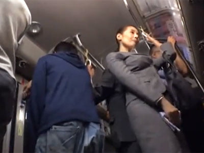 熟女OLが電車内で痴漢され→受け入れてその場ハメ展開痴女人妻熟女OLぶっかけのエロAV動画