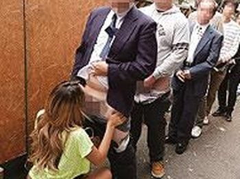 100円でフェラしてくれる行列の耐えないギャルギャルフェラ藤本紫媛のエロ動画