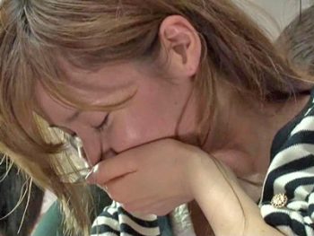 巨乳美少女の初イキパコ！ソファーまでびしょ濡れになるほどお漏らしして感度ビンビン巨乳美少女潮吹き水卜さくらのアダルト動画