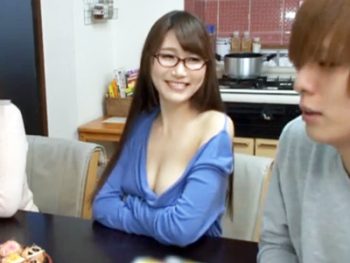 胸元ガバガバな義姉に発情した弟→欲情ぶちまける生中出しパコ！巨乳お姉さん痴女中出し近親相姦のアダルト動画