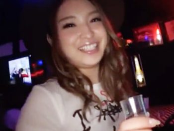 会員制バーで公開生ハメ→中出しされる巨乳ギャル巨乳素人ギャル中出し露出のアダルト動画