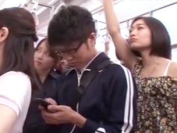 電車内で気の弱そうな男をターゲットにして逆痴漢→フェラ抜きする痴女集団痴女フェラ手コキ痴漢のエロ動画