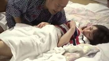 町内会の祭りの手伝いに行った美人妻が男達に青姦される人妻乱交中出しのアダルト動画