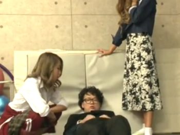 ギャルJK2人がチンポに興味津々！気持ち良すぎて中出し3P女子校生ギャル中出し3PのAVエロ動画