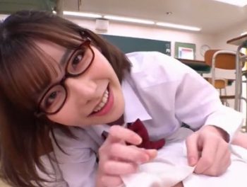 めがねの痴女JKに教室で抜かれる快感！主観で大量射精巨乳女子校生美少女痴女めがね深田えいみのアダルト動画