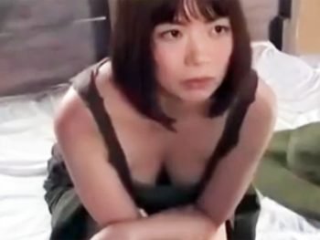 童顔の若妻がオッサンに性的関係を強要されて野外で浮気ファック人妻露出のエロ動画