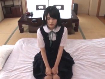 まさに純粋無垢！まだ汚れを知らないアウを大人の手で汚す快感！女子校生美少女のアダルト動画