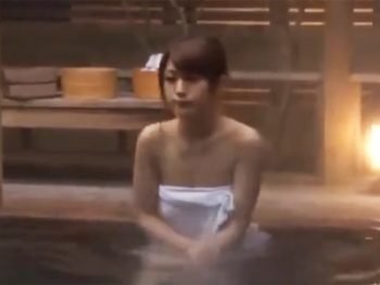 ガチの素人妻が男優と混浴ハメ開始→あまりの凄テクに初の痙攣イキ！素人人妻中出し盗撮の無料エロ動画