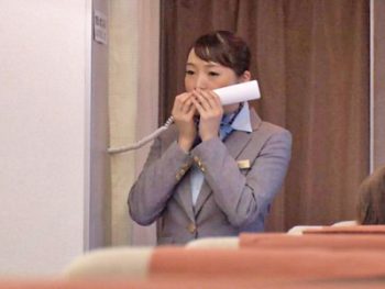 フライト中の機内で忍び寄る痴漢師に無理やりイカされ中出しされるCA巨乳お姉さんレイプ痴漢のアダルトエロ動画