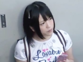 隣りに住んでるガチ女子をお菓子で誘惑してパイパン膣を自分専用肉便器に！美少女パイパン顔射レイプの無料AV