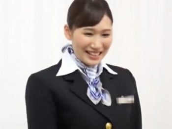 フライト終わりのCAが優しく童貞を筆おろし！巨乳素人童貞パンストナンパのエロ動画
