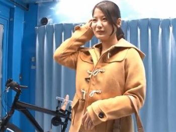 アクメ自転車→即ハメの流れで休む間もなく連続でイカされる美女素人お姉さんの無料エロ動画