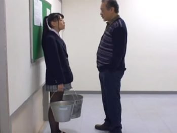 廊下に立たされた美少女がハゲ教師に強引に迫られて→生中出しパコ展開女子校生美少女中出しのエロ動画