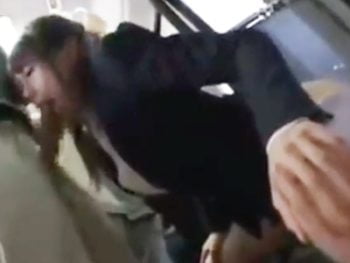 バスで痴漢チンポに感じて積極的に求めちゃうOLお姉さんギャルOL顔射痴漢のエロ動画