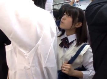 吊革にギリ手が届くくらいのJKが痴漢の餌食に！手マンでパンツをびっしょり濡らしてされるがまま受け入れ…女子校生美少女レイプ痴漢のアダルト動画
