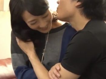 友達のママのオナニーを目撃してしまった童貞ボーイ！思春期猿チンポで死ぬほどピストンする肉体関係にｗ熟女童貞のアダルト動画