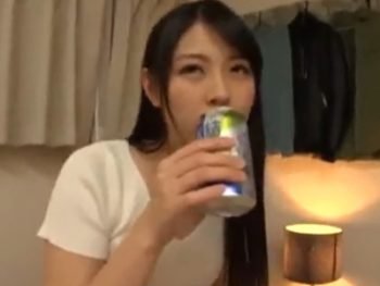 ほろ酔いモードの美少女と自宅で楽しく濃厚セックス素人美少女ハメ撮りのエロAV動画