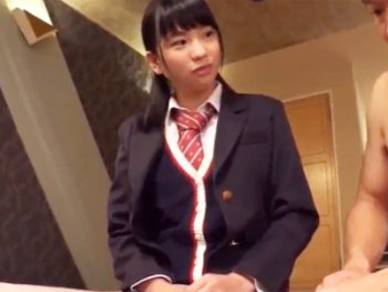 制服のまま挿入されハメ倒されるも感じちゃうニーソ美脚のJK女子校生美少女のエロ動画