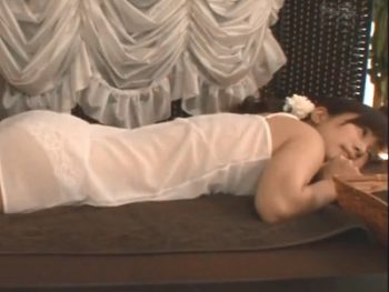 小島みなみがエロマッサ師に性感帯を刺激され欲情ｗ美少女マッサージ小島みなみのエロ動画