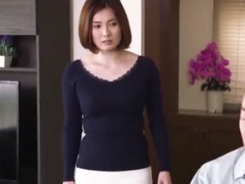欲望剥き出しで濃厚接吻しながら近親SEXに酔いしれる義父と美人妻巨乳人妻近親相姦のエロ動画