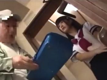 訪問先にいたJKに我慢できなくなってパイパンマンコに強制中出しする鬼畜作業員素人女子校生美少女パイパン中出しレイプのエロ動画