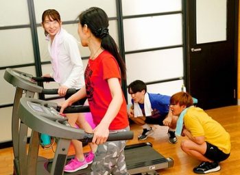 平日のスポーツクラブには欲求不満妻がいっぱい！クソガキたちが少し刺激しただけでびしょ濡れになる淫乱痴女たちｗ巨乳痴女人妻乱交のアダルト動画