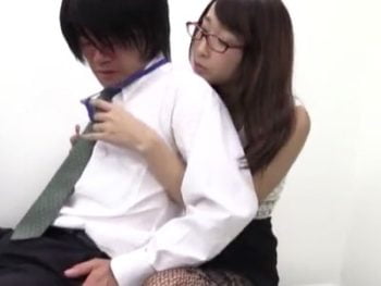 巨乳の痴女OLが教え子を誘惑して→禁断の社内パコ展開巨乳痴女OL処女のエロ動画