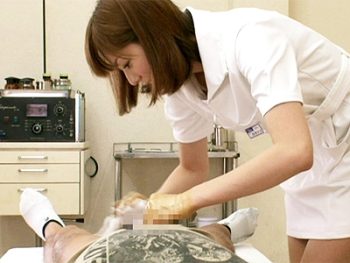 エロくない雰囲気の中で精子バンクの精子抜き取りを行う美人看護師ｗ巨乳コスプレ看護婦フェラ手コキ麻美ゆまのエロ動画