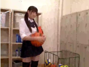 絶対領域で先輩チンポを挑発→ロッカー室でハメられるぐうかわビッチJK女子校生美少女痴女橋本...