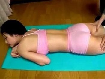 淫らな姿で自宅ヨガをやってるエチエチ姉！完全に男を誘ってる姿に発情近親相姦巨乳お姉さん痴女コスプレ近親相姦のアダルト動画