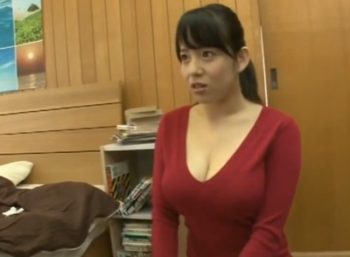 デカパイで誘惑してくる家事代行のオバサンに誘われるがまま不倫ファック！巨乳女子校生痴女人妻のAV無料動画