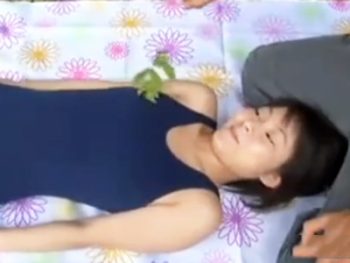 パイパンマンコのスク水少女を野外でハメてザーメン中出しパイパン水着中出しのエロ動画