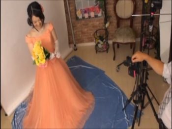 結婚式場で媚薬を盛られた人妻が理性を失う→カメラマンにチンポ挿入されるｗ素人人妻ぶっかけ盗撮のセックスエロ動画