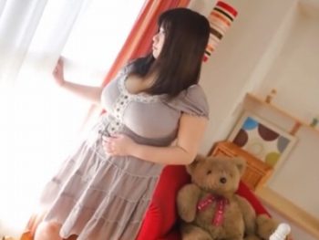 驚異のMカップ童顔・豊満娘の極上パイズリパコ巨乳のアダルト動画