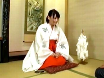性格のきつい巫女さんにもてあそばれるお姉さんコスプレ中出しの無料エロ動画