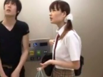 エレベーターの扉に挟まってしまったJKの妹マンコに中出しする鬼畜兄女子校生美少女妹中出しの...