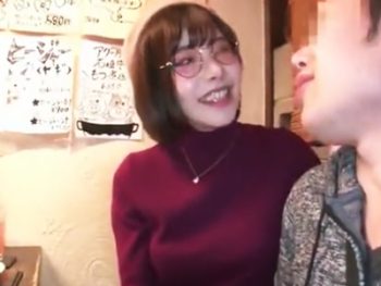 真面目そうな顔して初対面の男のチンコを隠れてしゃぶるドスケベなメガネ美女美少女めがねフェラ...