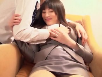 本当に幸せそうに彼氏と生ハメする巨乳OL美少女巨乳素人美少女OL顔射フェラのエロ動画